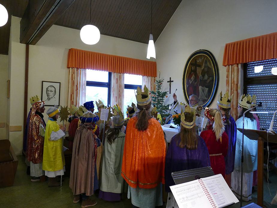 Dreikönigssingen der Sternsinger in Naumburg (Foto: Karl-Franz Thiede)